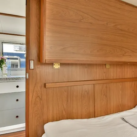 Comfortable Boat Center 'boekanier 5' Botel Amsterdam