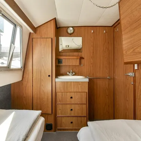 Comfortable Boat Center 'boekanier 5' Botel *