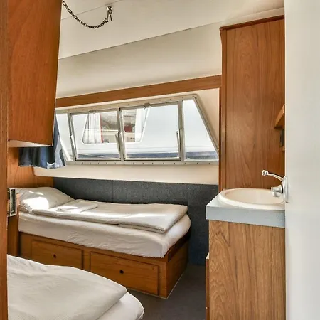 Ботель Comfortable Boat Center 'boekanier 5' *