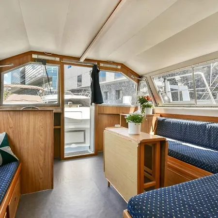 Comfortable Boat Center 'boekanier 5' Ботель Амстердам