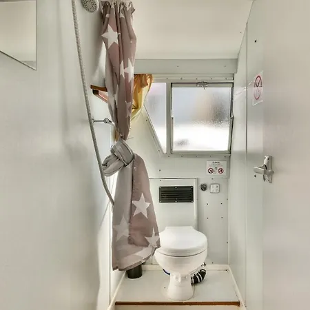 Ботель Comfortable Boat Center 'boekanier 5'