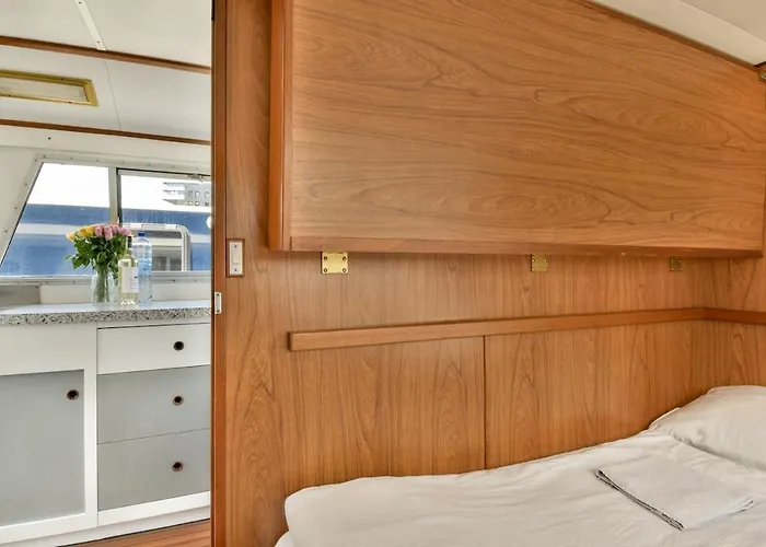 Comfortable Boat Center 'boekanier 5' Ботель Амстердам