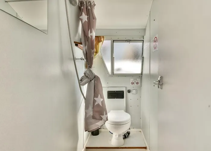 Ботель Comfortable Boat Center 'boekanier 5'