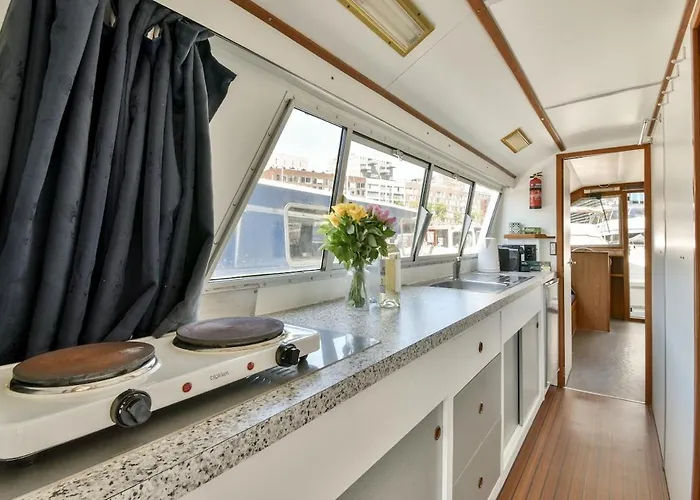 Comfortable Boat Center 'boekanier 5' Ботель Амстердам