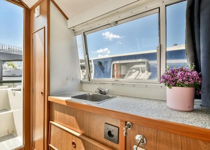 Comfortable Boat Center 'boekanier 5' * Амстердам